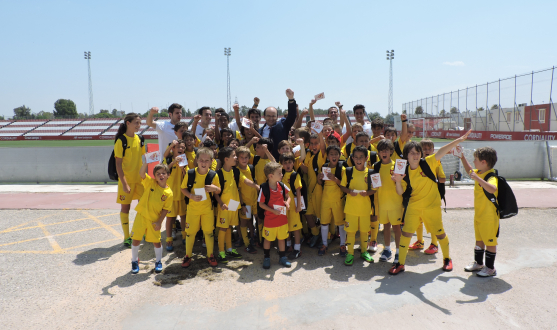 El presidente posa junto con los alumnos del campus