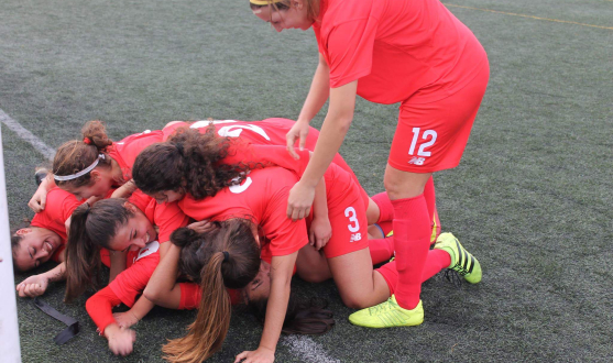 El equipo femenino celebran un gol 