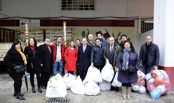 El presidente y miembros del Consejo de Administración entregan juguetes en la recogida de la temporada pasada Recogida de juguetes Peña Sevillista Sí o Sí