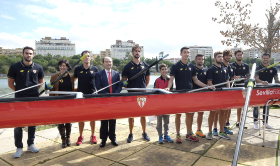 Presentación del nuevo barco del Sevilla FC con el presidente José Castro, Iborra y Vitolo