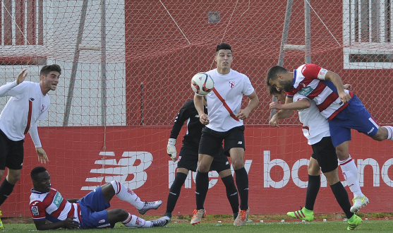 Una acción del partido entre el Sevilla Atlético y el Granada B
