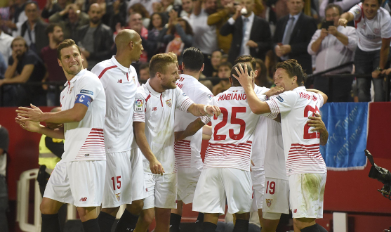Los jugadores del Sevilla FC celebran un gol ante el Madrid