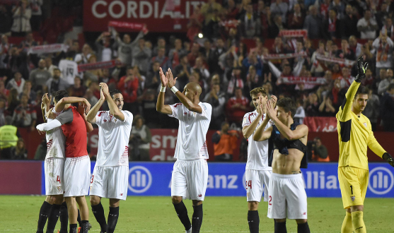 Jugadores del Sevilla FC celebran el triunfo ante el Madrid