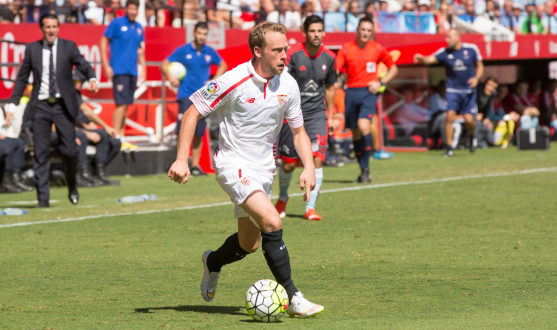 Krohn-Dehli en un partido con el Sevilla FC