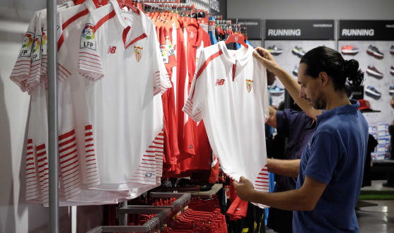 Un aficionado en la tienda oficial del Sevilla FC