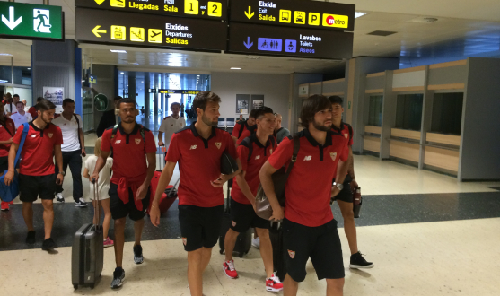 El Sevilla FC, nada más llegar al aeropuerto de Valencia