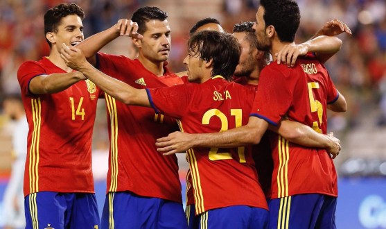 Vitolo celebra un gol con España