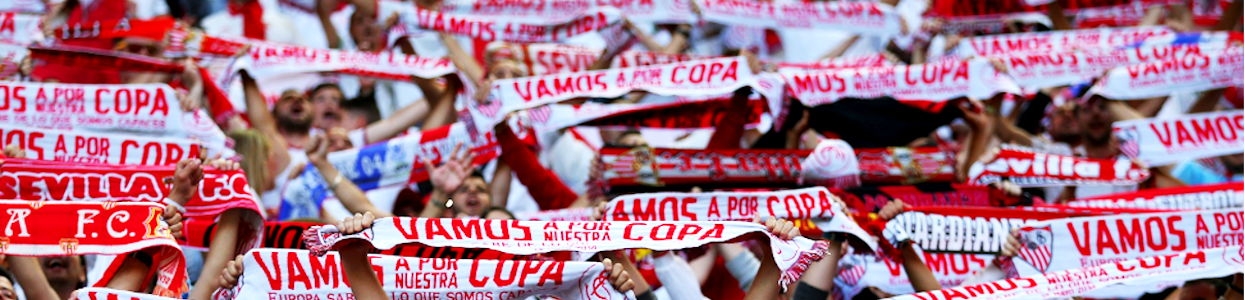 Болельщики футбольного клуба "Севилья" в шарфах