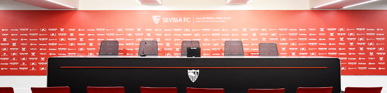 غرفة الصحافة في نادي Sevilla Fútbol في ملعب Ramón Sánchez-Pizjuán
