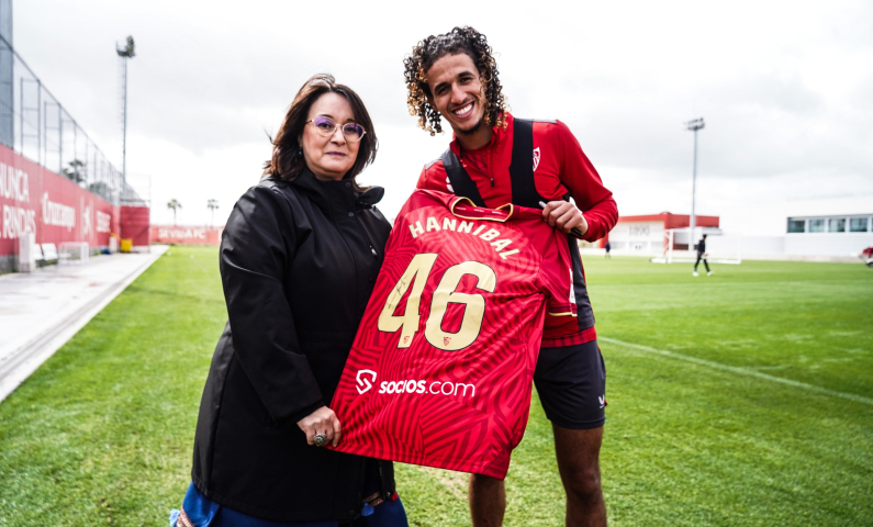 Hannibal Mejbri posa con la embajadora de Túnez, Fatma Omrani.