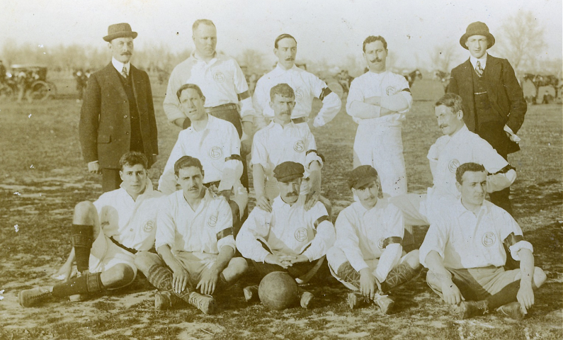 Imagen del Sevilla FC antes de un partido a finales del siglo XIX.