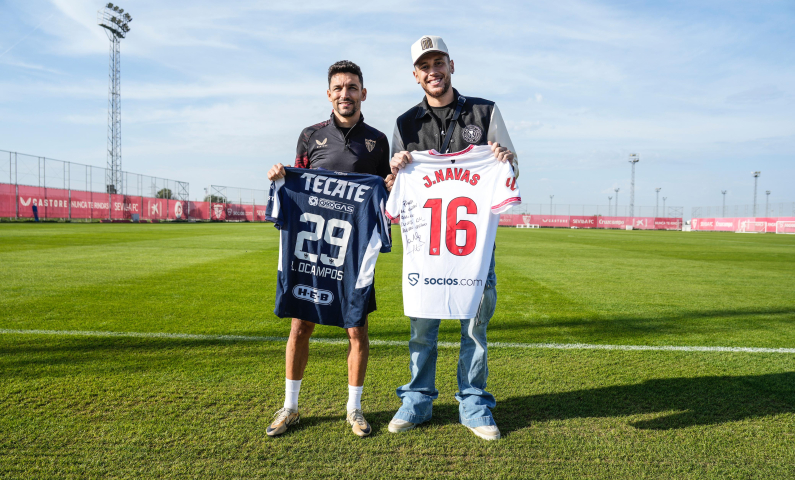 Lucas Ocampos intercambia camiseta de Rayados con el capitán Jesús Navas