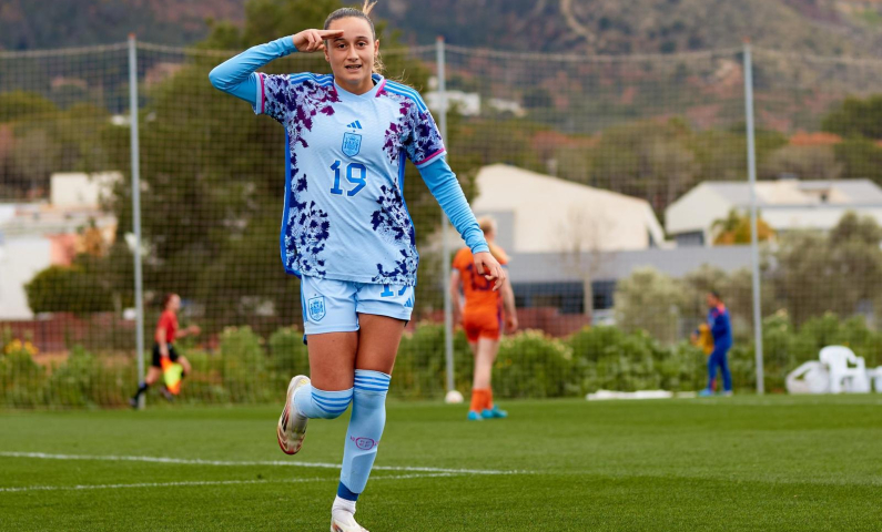 Alba Cerrato celebra un gol con España sub-19