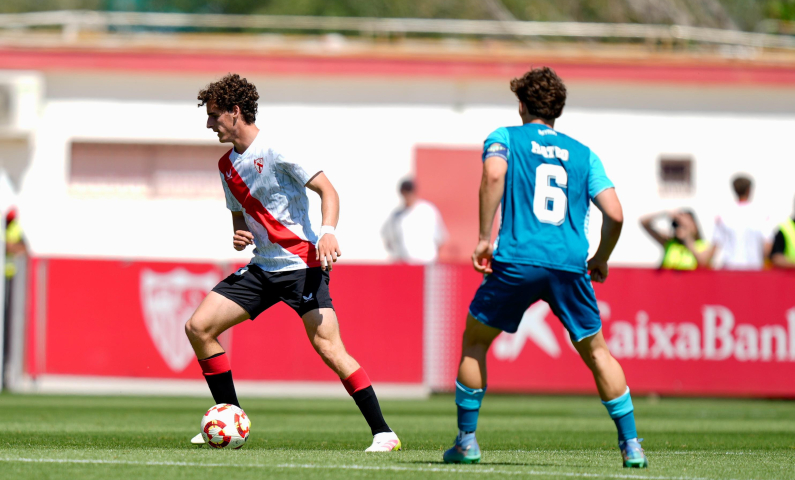 Imagen de Manu Bueno ante el Betis Deportivo