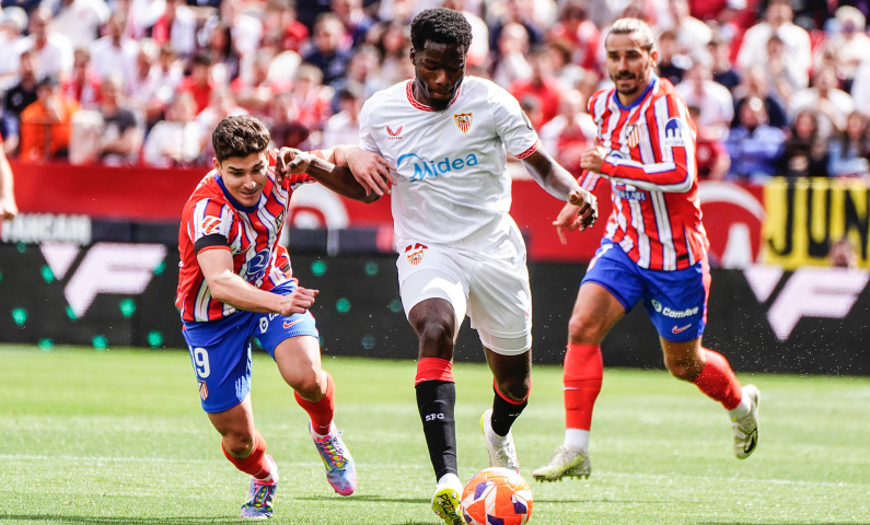 Agoumé del Sevilla FC ante el Atlético