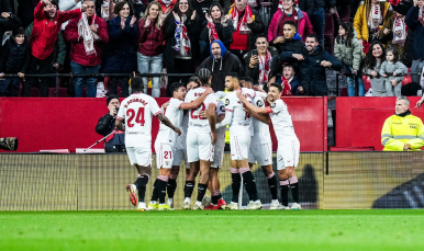Los jugadores abrazan a Isaac tras el gol 