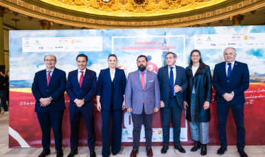 Posado de las distintas autoridades presentes en el acto celebrado en el Casino de la Exposición