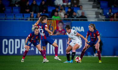 Martín-Prieto es presionada por varias rivales blaugranas en el partido de Copa