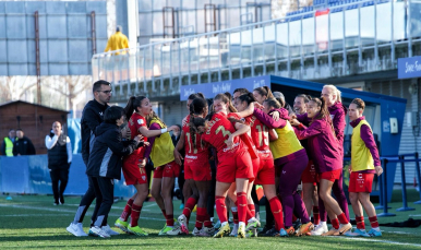 Las sevillistas celebran el tanto del empate final ante el Madrid CFF