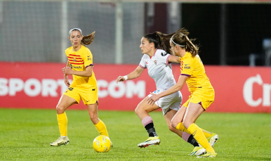 Inma Gabarro lucha por el esférico ante varias adversarias del FC Barcelona