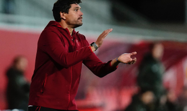 Cristian Toro aplaude a las suyas desde la banda