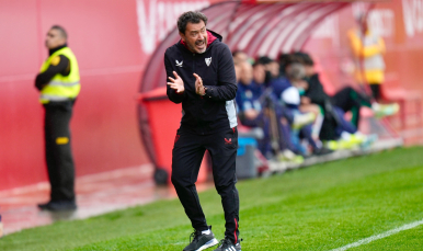 Galván aplaude una decisión en la banda del Estadio Jesús Navas