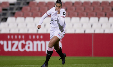 Cristina Martín-Prieto se besa el escudo tras uno de sus goles en el derbi de la presente temporada