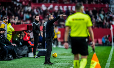 Sánchez Flores da instrucciones en la banda del Sánchez-Pizjuán