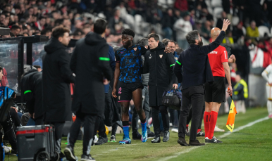 Lucien Agoumé sale lesionado del terreno de juego