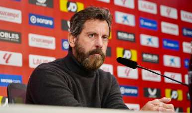 Quique Sánchez Flores atiende a los medios de comunicación