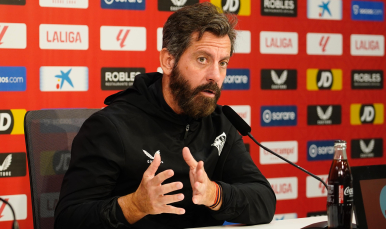 Quique Sánchez Flores en la sala de prensa