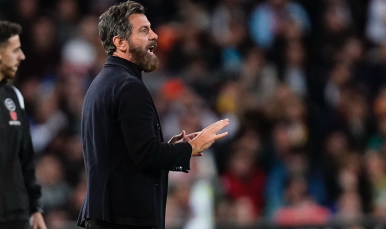 Quique Sánchez Flores da instrucciones a sus jugadores