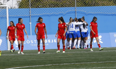 Las locales celebran uno de los goles ante las sevillistas cabizbajas