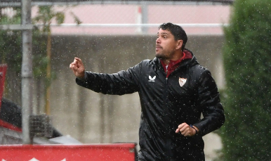 Cristian Toro da instrucciones bajo la lluvia