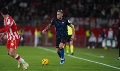 Lucas Ocampos controla el esférico ante un rival en Almería