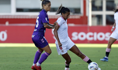 Pamela González lucha por el balón en el encuentro de la primera vuelta