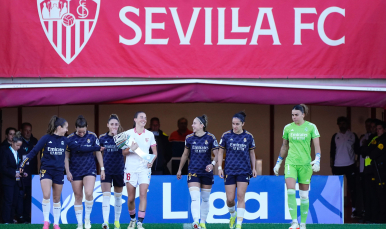 Maria Pérez porta el trofeo junto a sus compañeras de selección en el Real Madrid