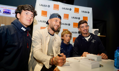 Gudelj y Kike Salas firman autógrafos