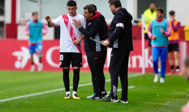 Imagen de Jesús Galván ante el Estepona