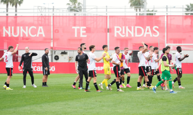 Los jugadores del filial aplauden a la grada