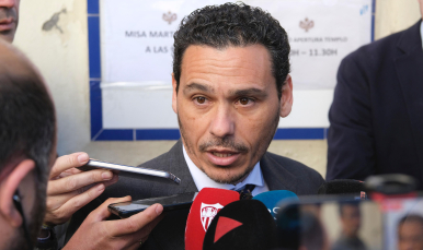 El presidente atiende a los medios tras la ofrenda a San Benito