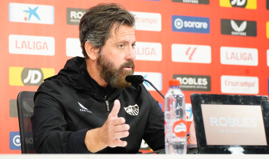 Quique Sánchez Flores en la sala de prensa