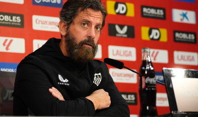 Quique Sánchez Flores en la sala de prensa