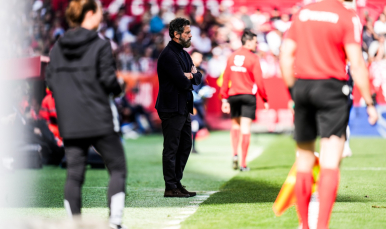 Quique Sánchez Flores, en su banquillo del Ramón Sánchez-Pizjuán