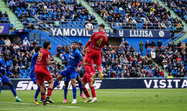 Ramos remata de cabeza en el Coliseum de Getafe