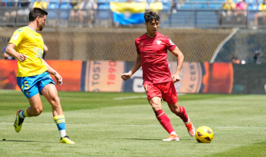 Óliver se lleva el esférico en el partido de este domingo