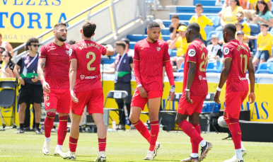 Los jugadores celebran el segundo tanto 