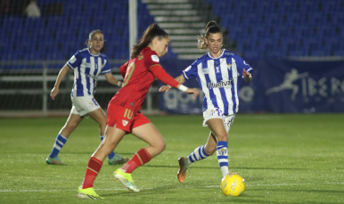 Inma Gabarro lucha por el esférico en el partido de la primera vuelta
