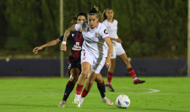 Rosa Otermín pelea por el esférico en el duelo de la primera vuelta