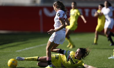 Alba Cerrato sse marcha de una rival en el partido de la primera vuelta